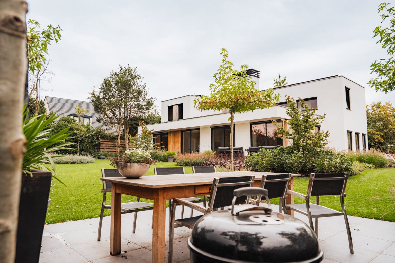 Eettafel op het terras met uitzicht over de tuin