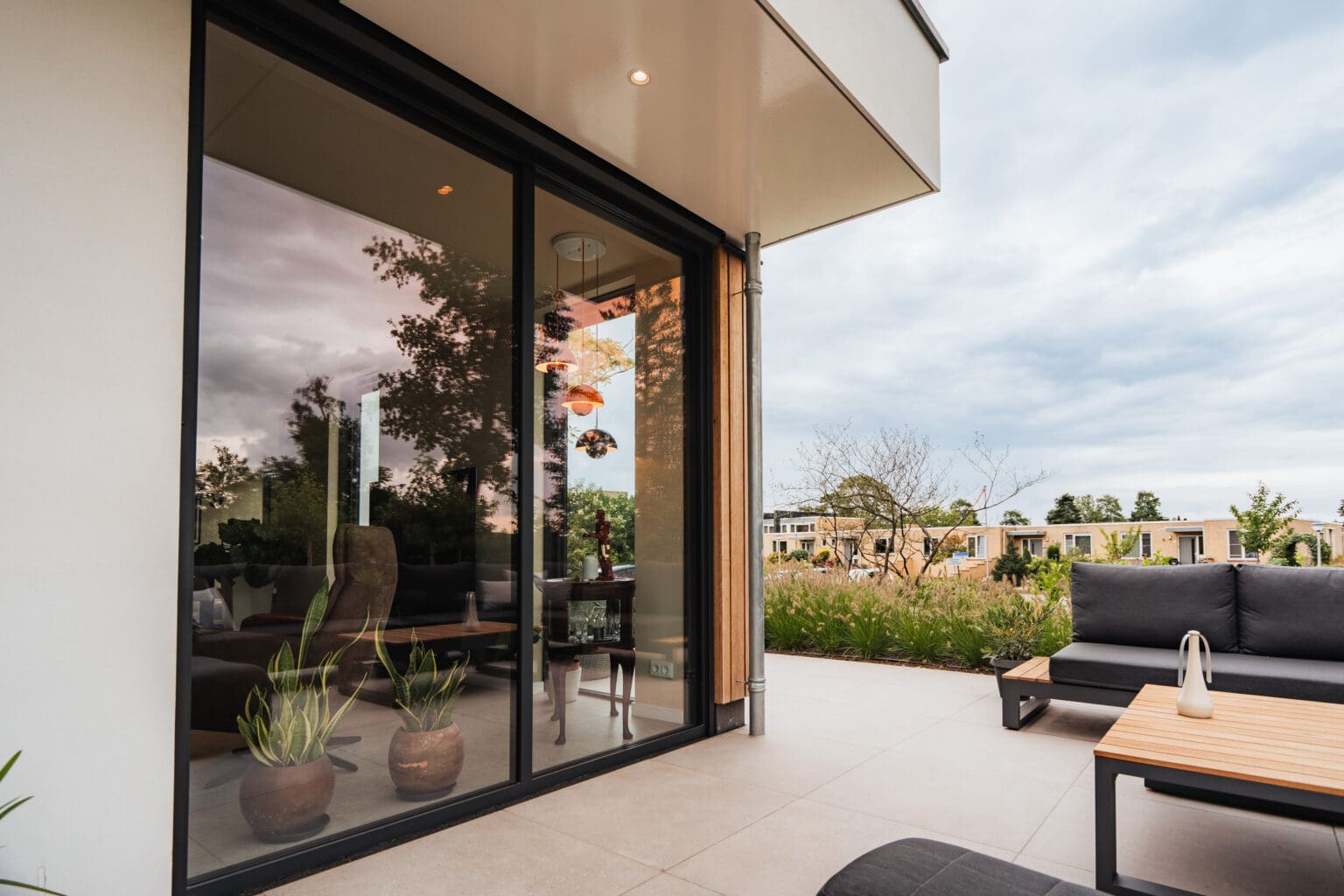 Terras met zicht op de glazen hoek van de woonkamer