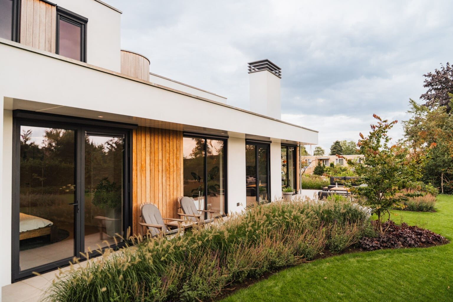 Overdekt terras langs de tuingevel van de villa