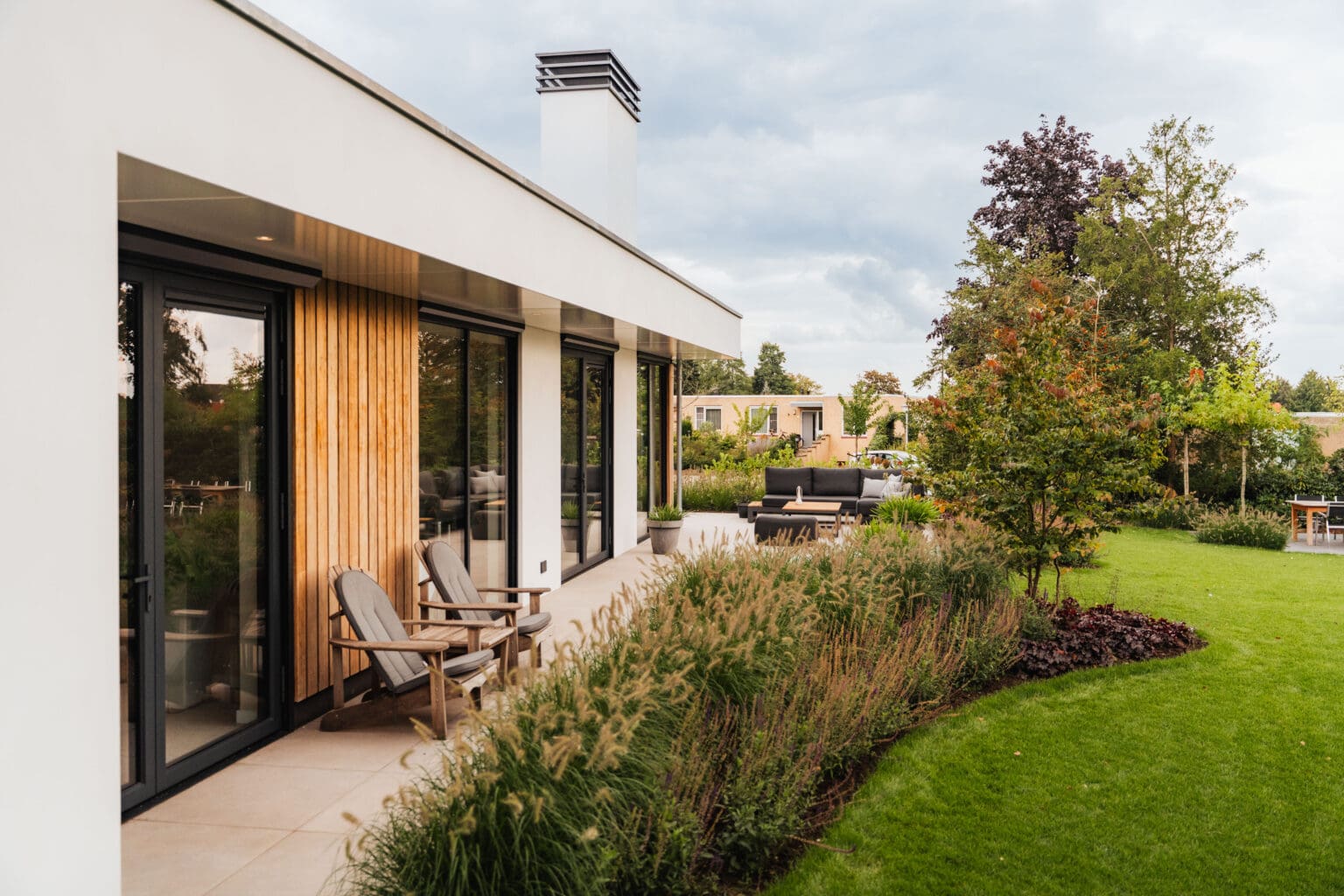 Loungeset op het terras aan de tuinzijde