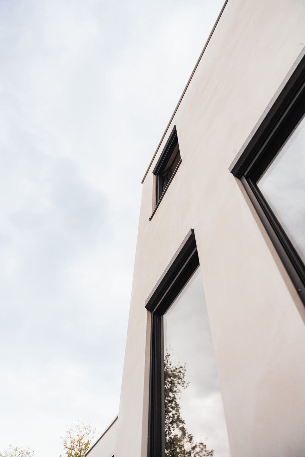 Detail van de hoekige raamopeningen in het stucwerk