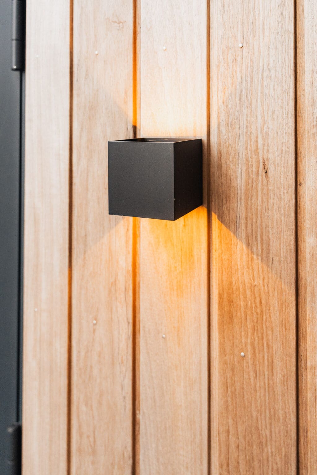 Detail van de buitenverlichting op de houten gevelbekleding
