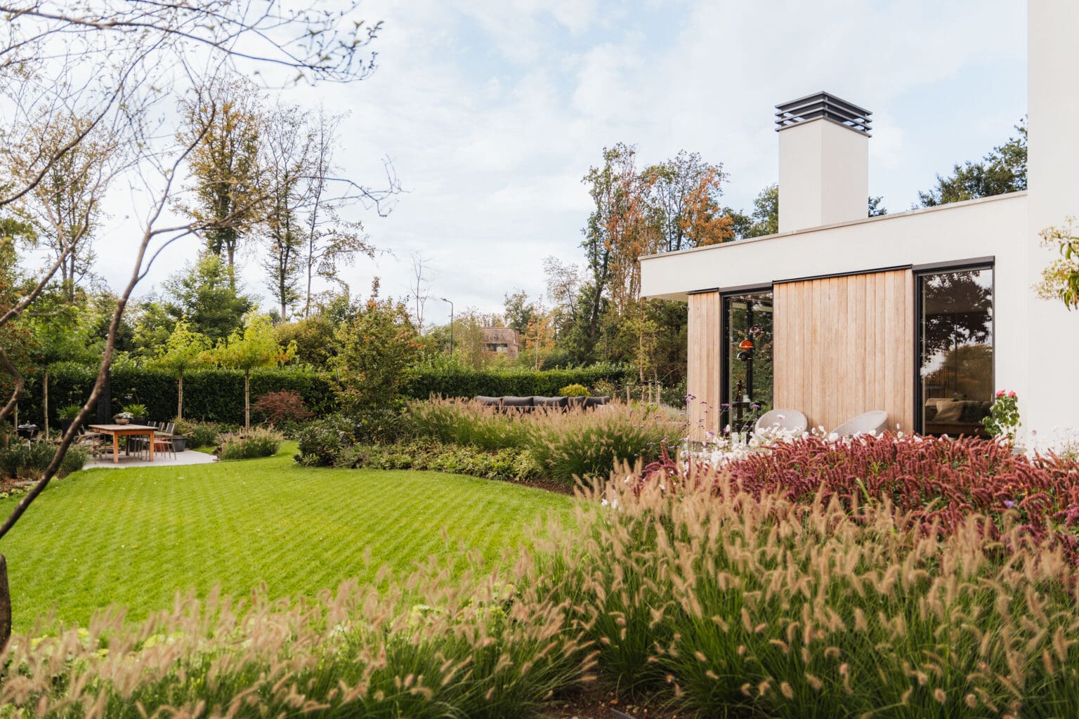 Ruim gazon met de villa aan de rand van de tuin