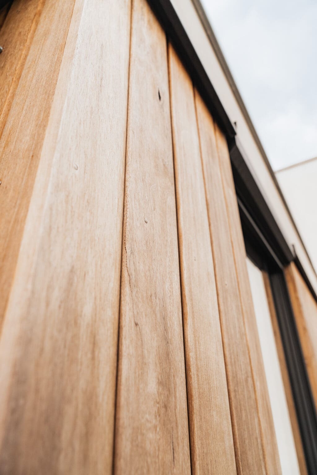 Verticale houten delen van de gevelbekleding van dichtbij