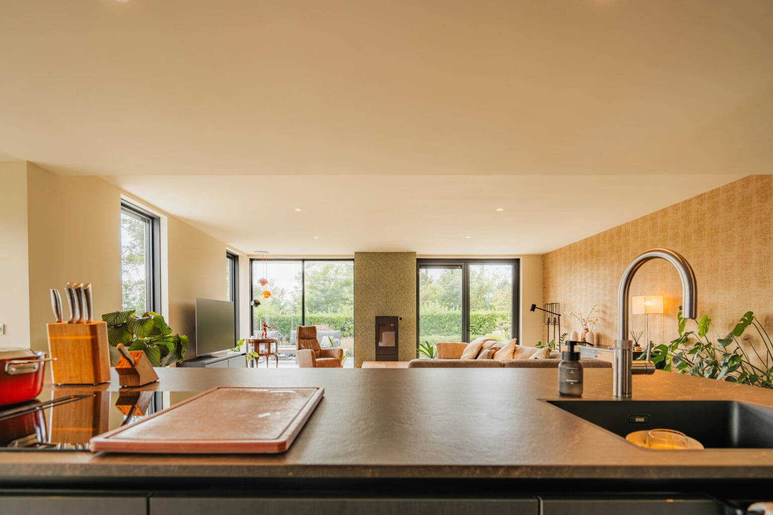 Leefkeuken met kookeiland en zicht op de woonkamer