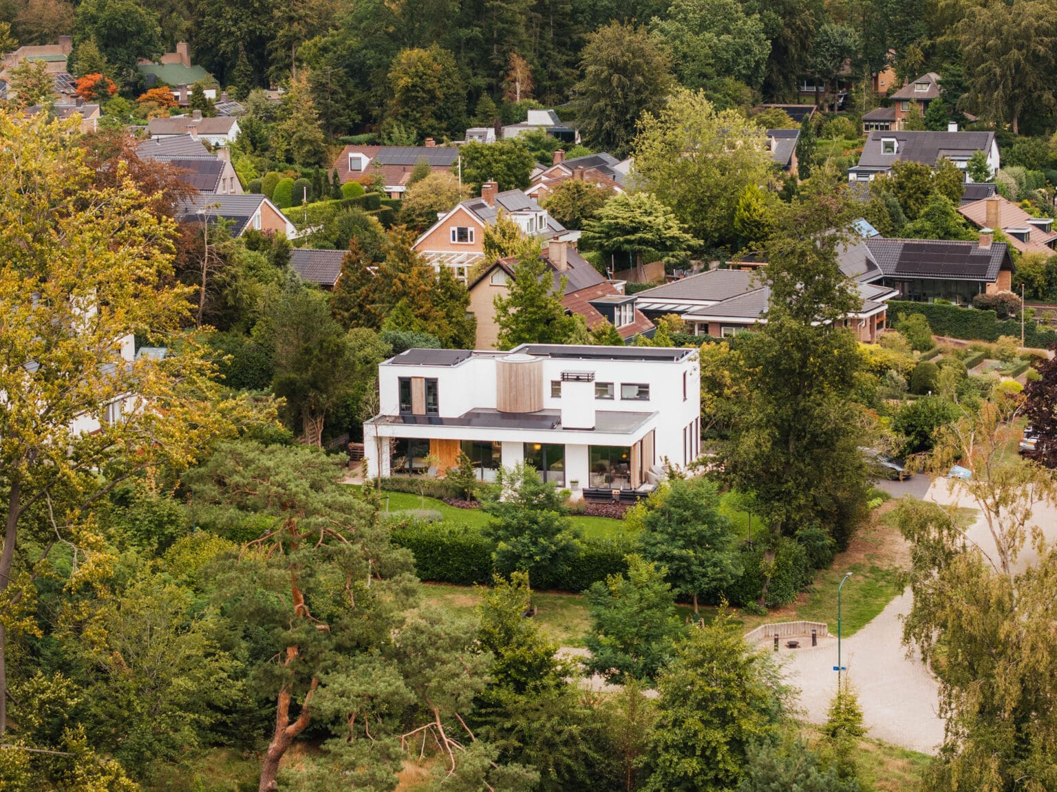 Luchtfoto van de villa in de groene omgeving van Leersum