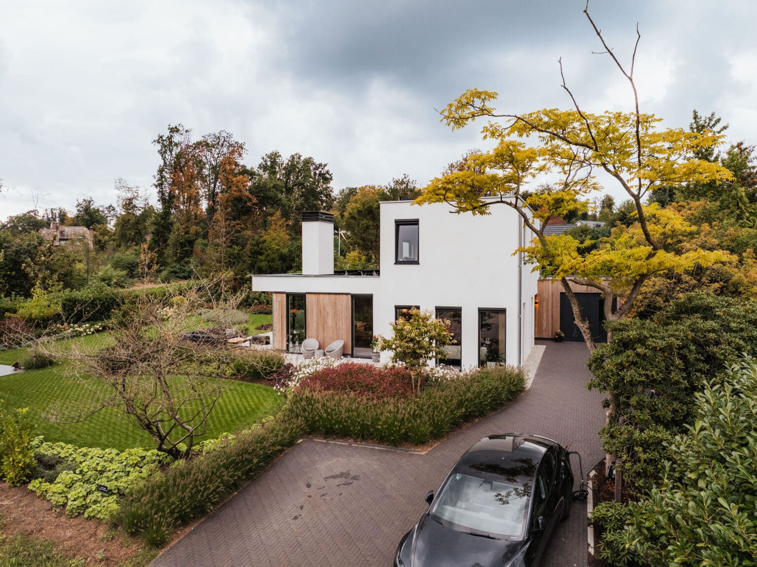 Luchtfoto van de villa met de oprit en de tuin