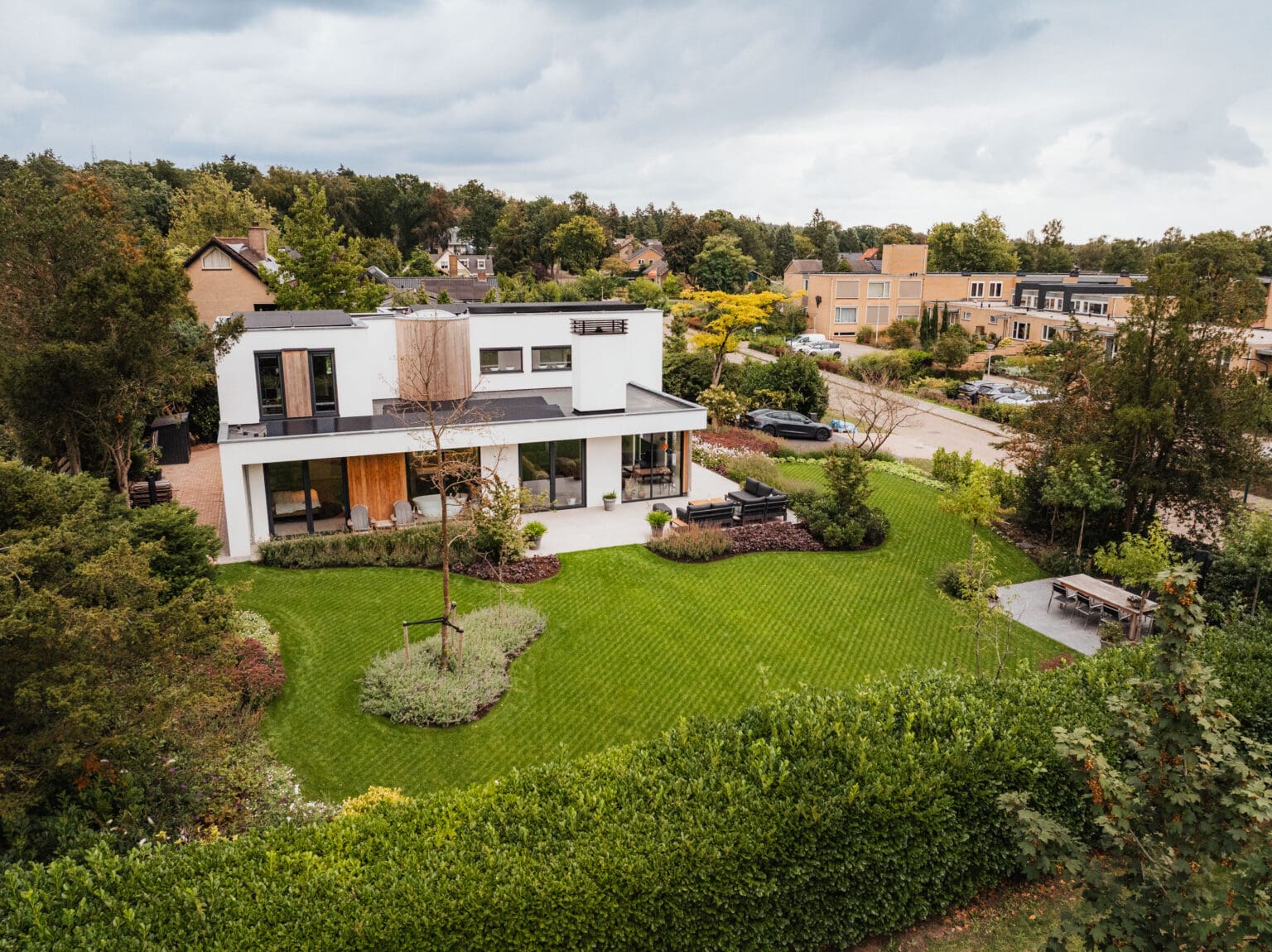 Luchtfoto van de villa met het gazon en de tuinaanleg